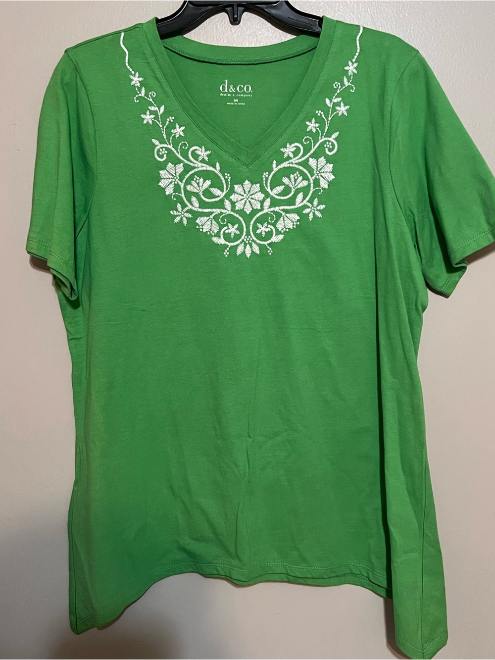 d&co. Women's Green V-Neck Embroidered Short Sleeve Tee